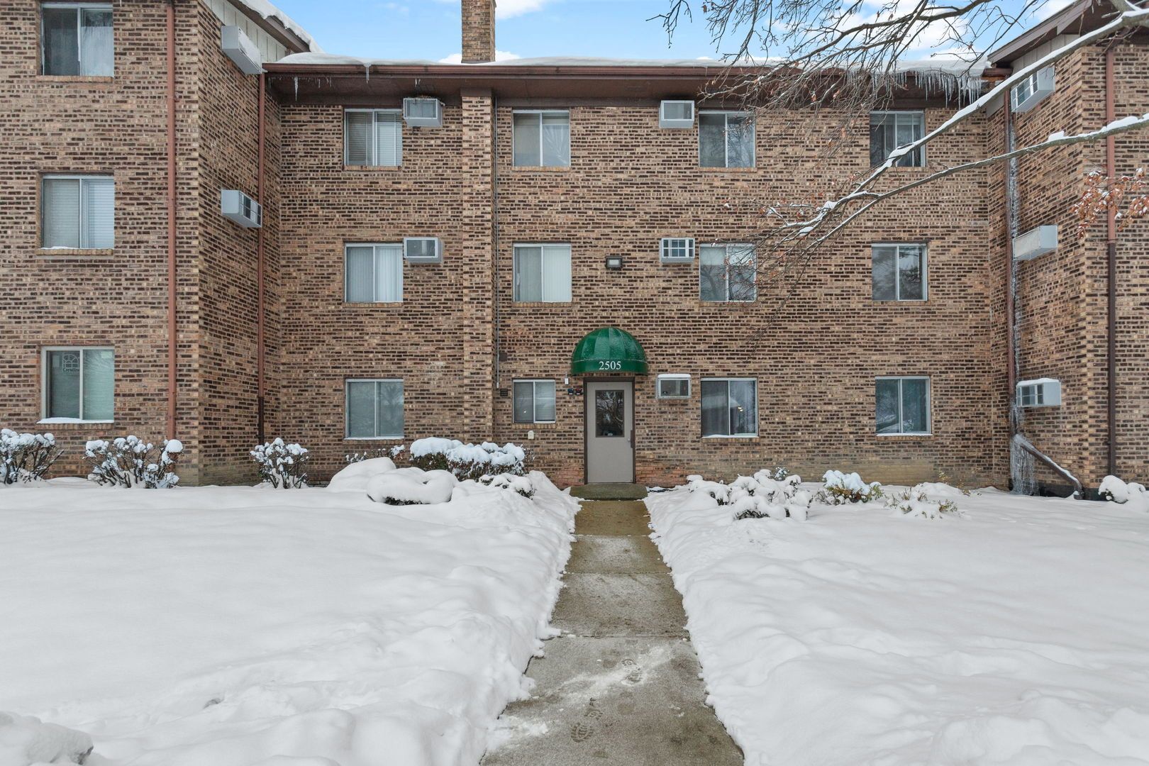 2505 Spring Street #3304 — Woodridge, IL 60517