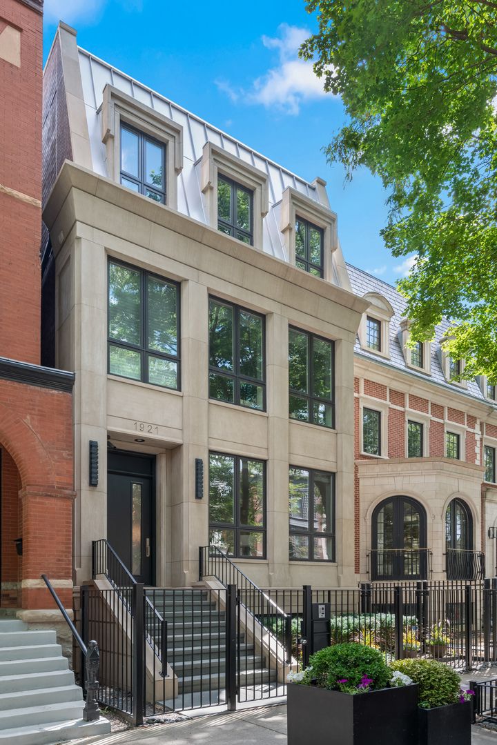 1921 N Dayton Street — Chicago, IL 60614
