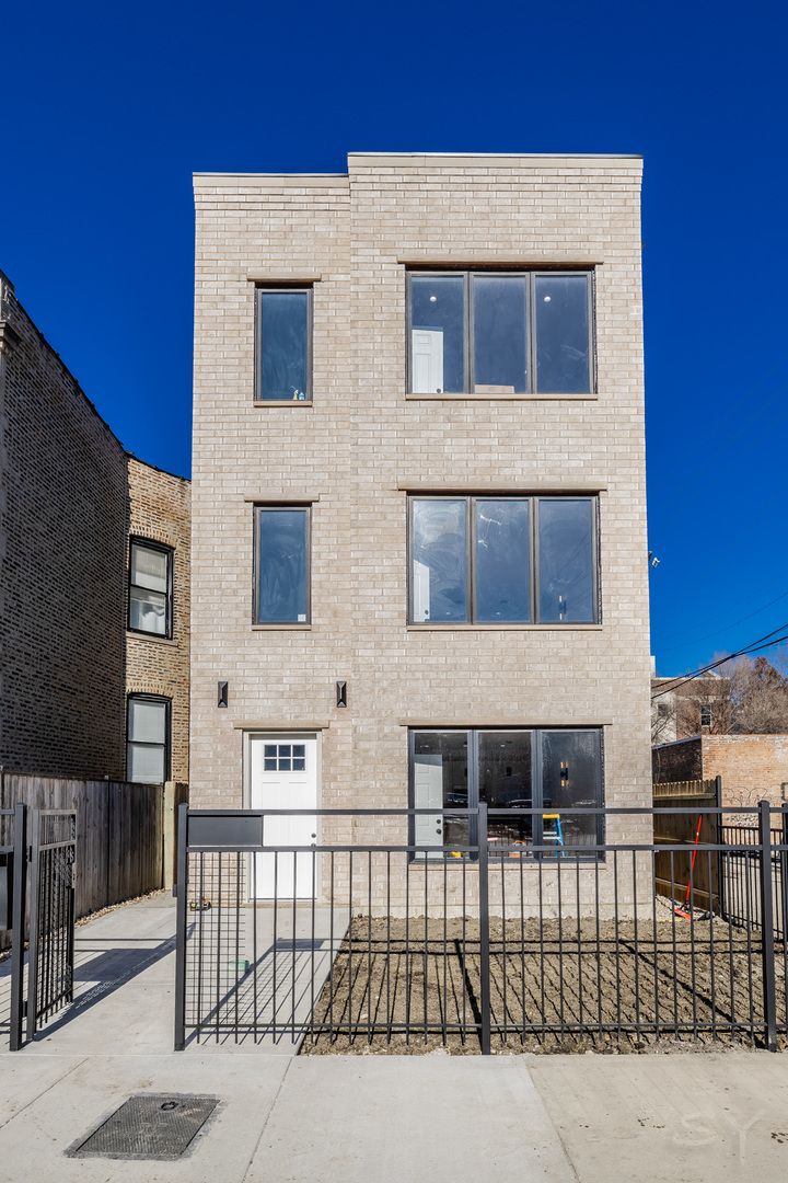 3216 W polk Street #2 — Chicago, IL 60624