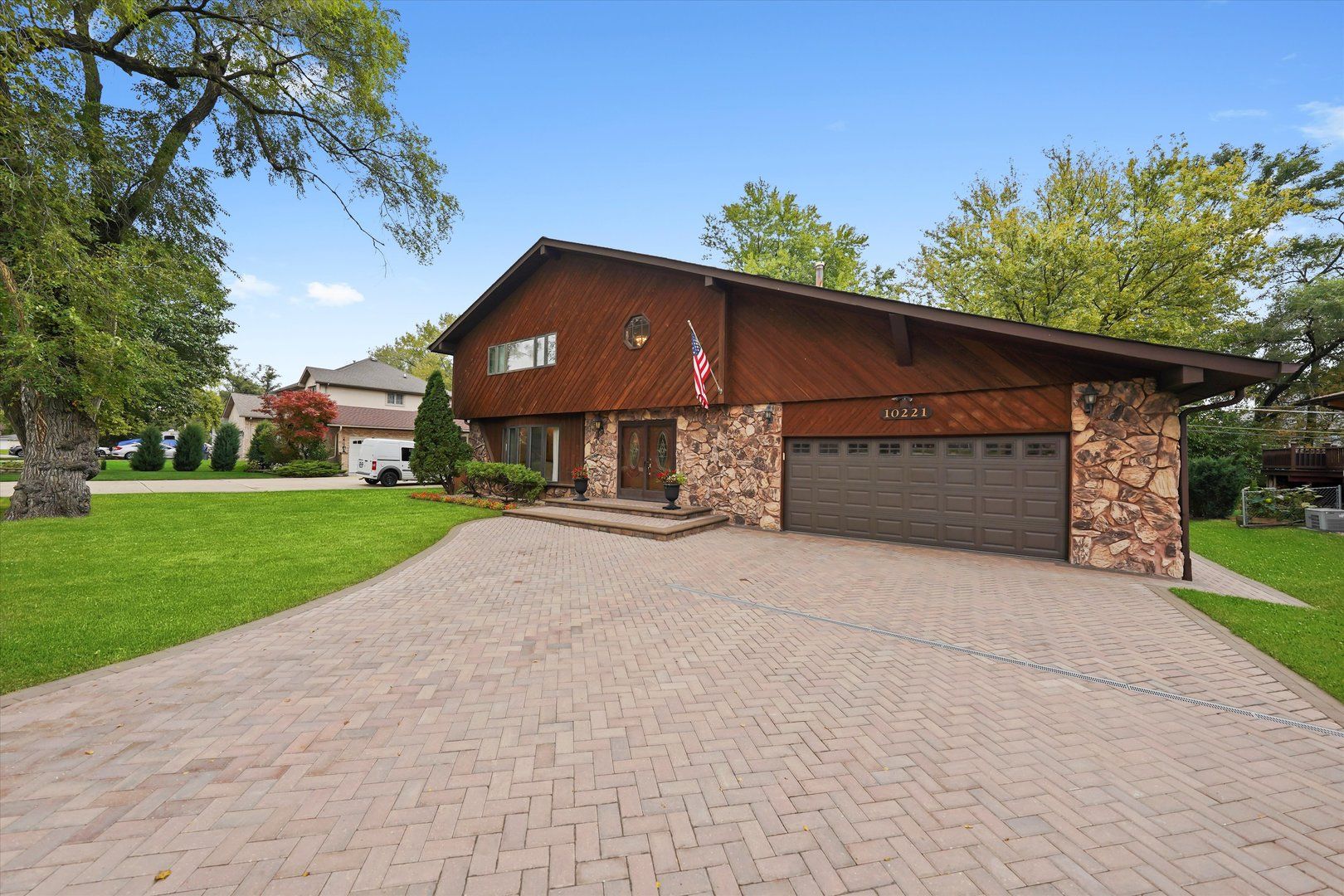 10221 S Eleanor Avenue — Palos Hills, IL 60465