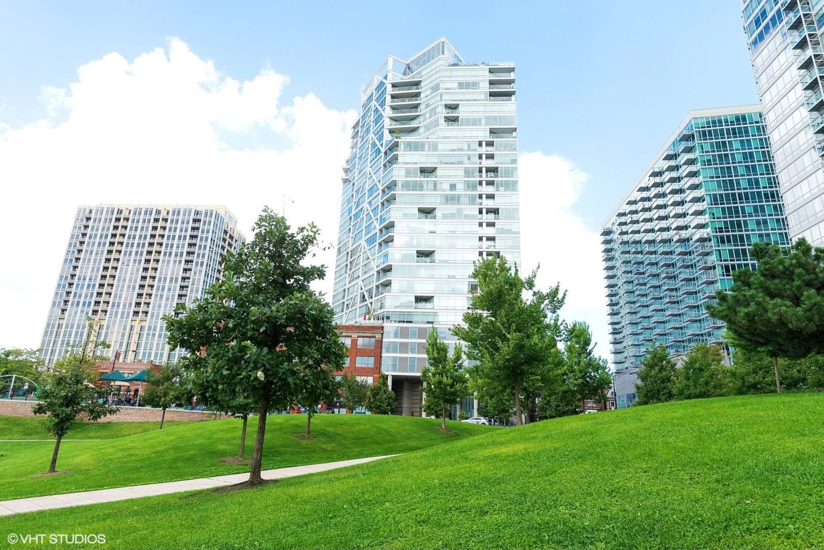 510 W ERIE Street #P204 — Chicago, IL 60654