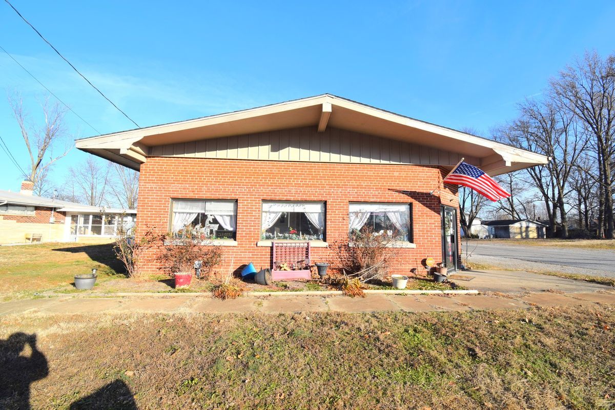 502 W Franklin Avenue, Sesser, IL 62884
