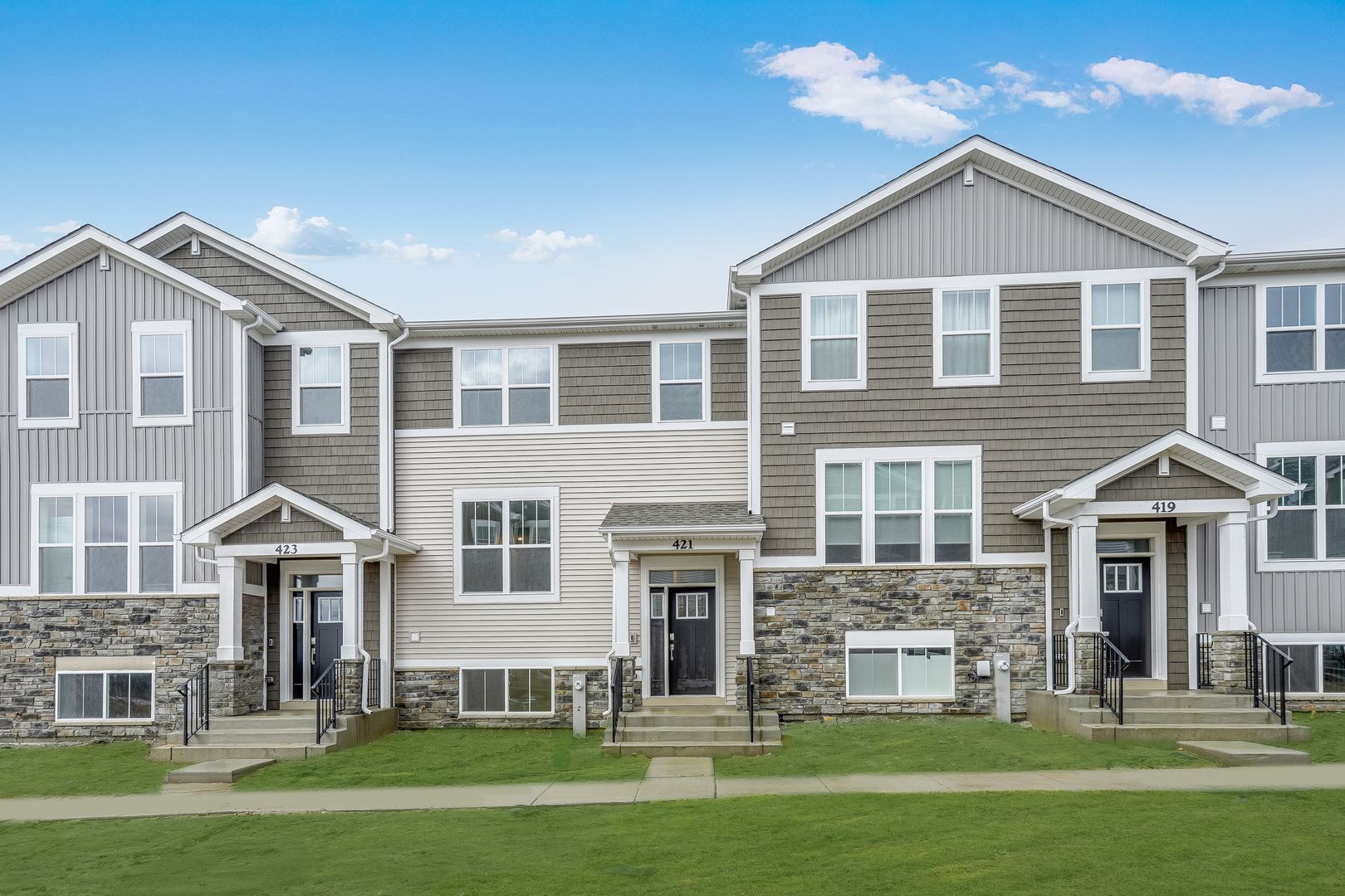 421 Red Oak Circle — Volo, IL 60020