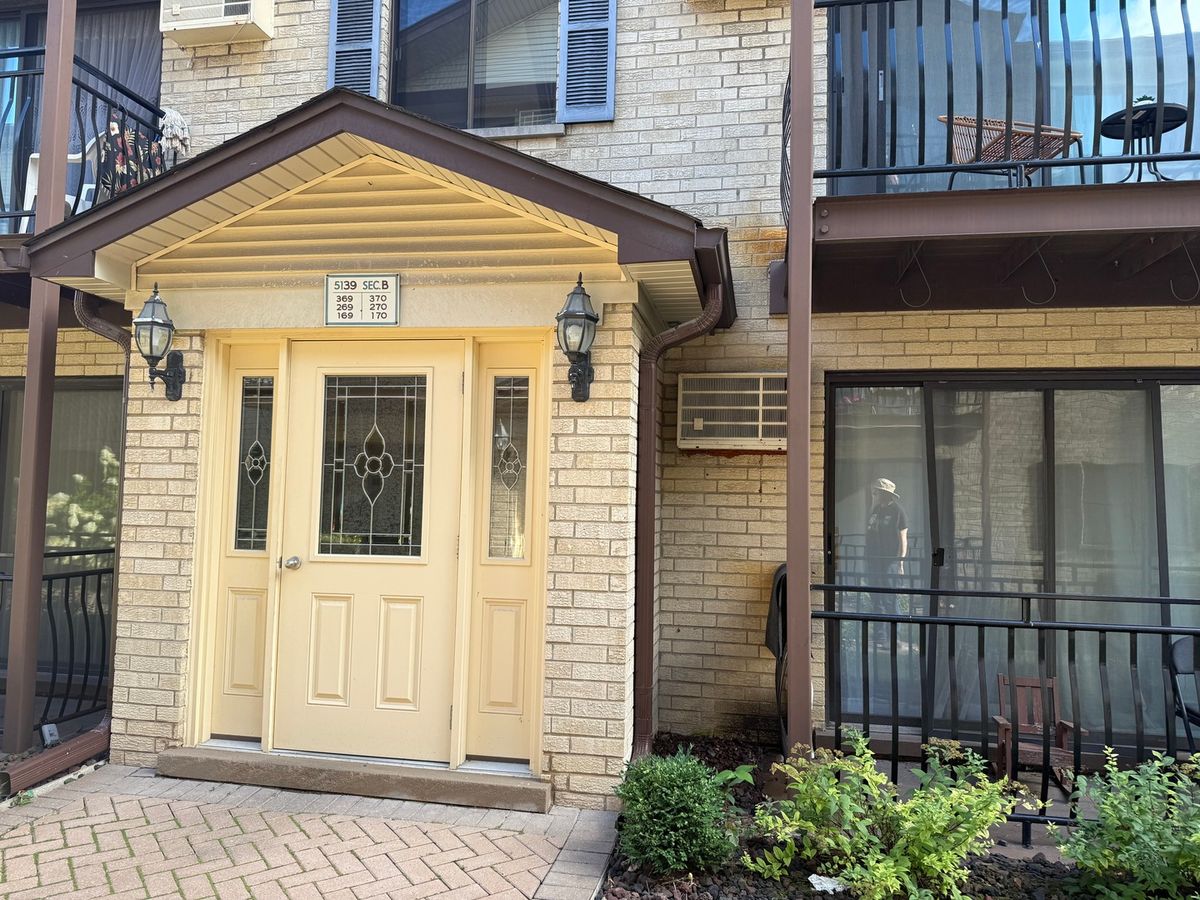 5139 East River Road, Chicago, IL 60656