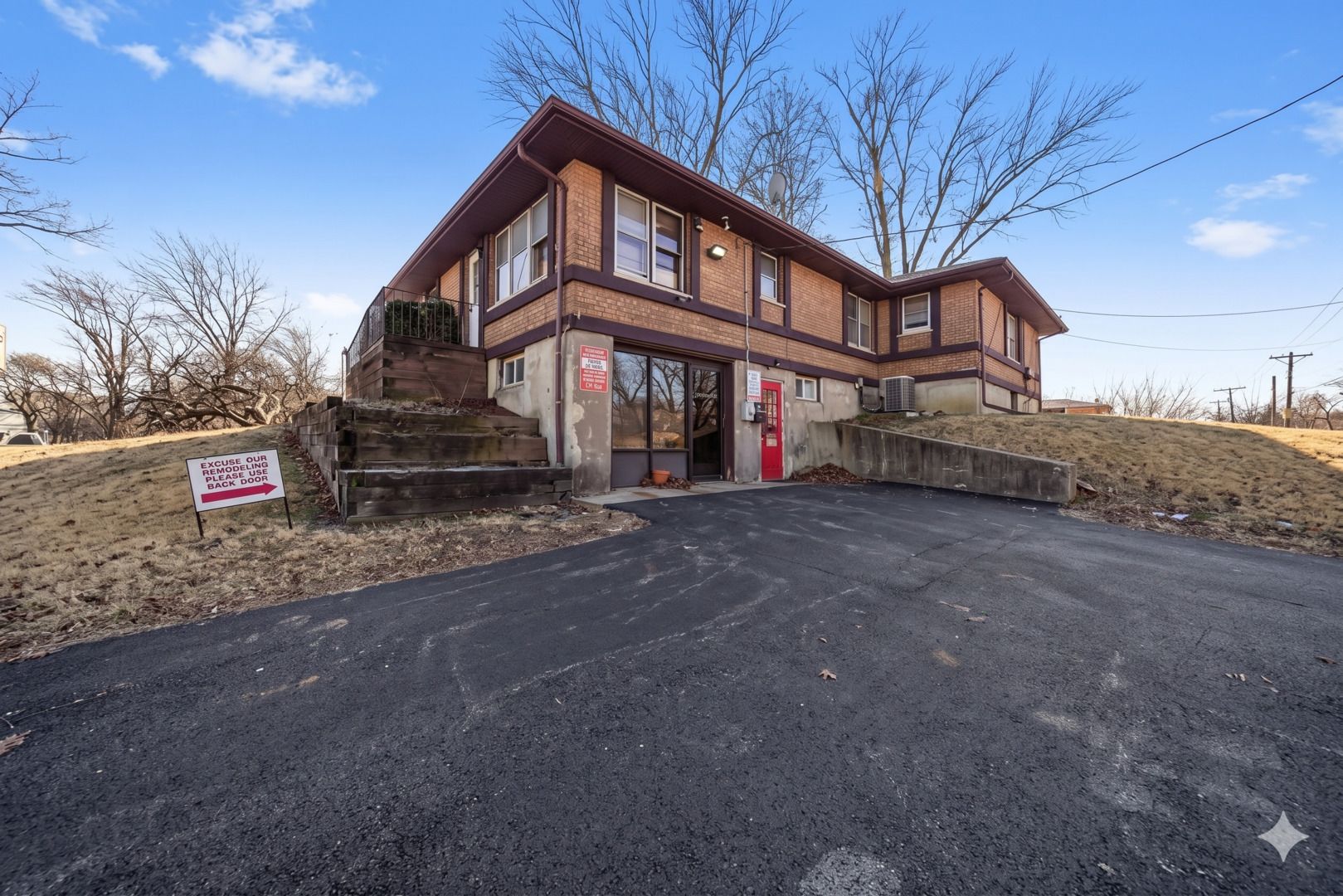 8200 W 95 Street — Hickory Hills, IL 60457