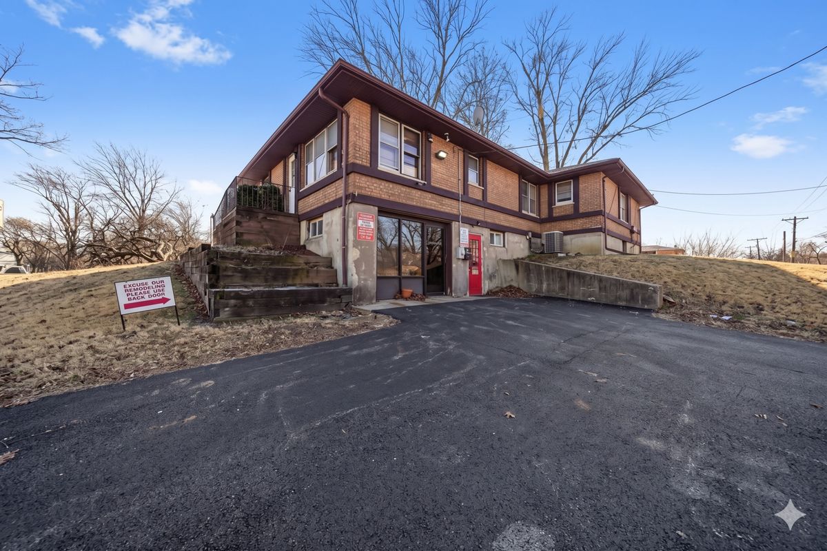 8200 95 Street, Hickory Hills, IL 60457