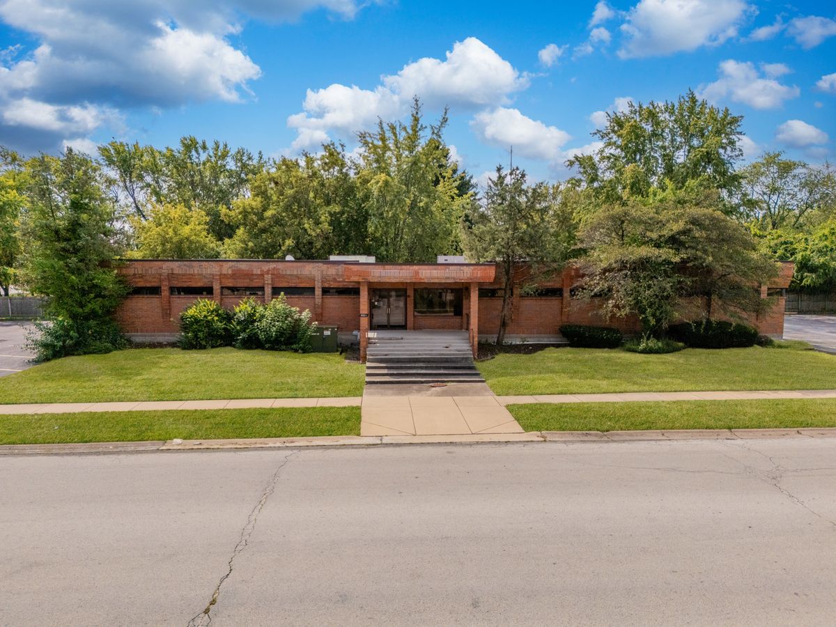 5601 Victoria Drive, Oak Forest, IL 60452