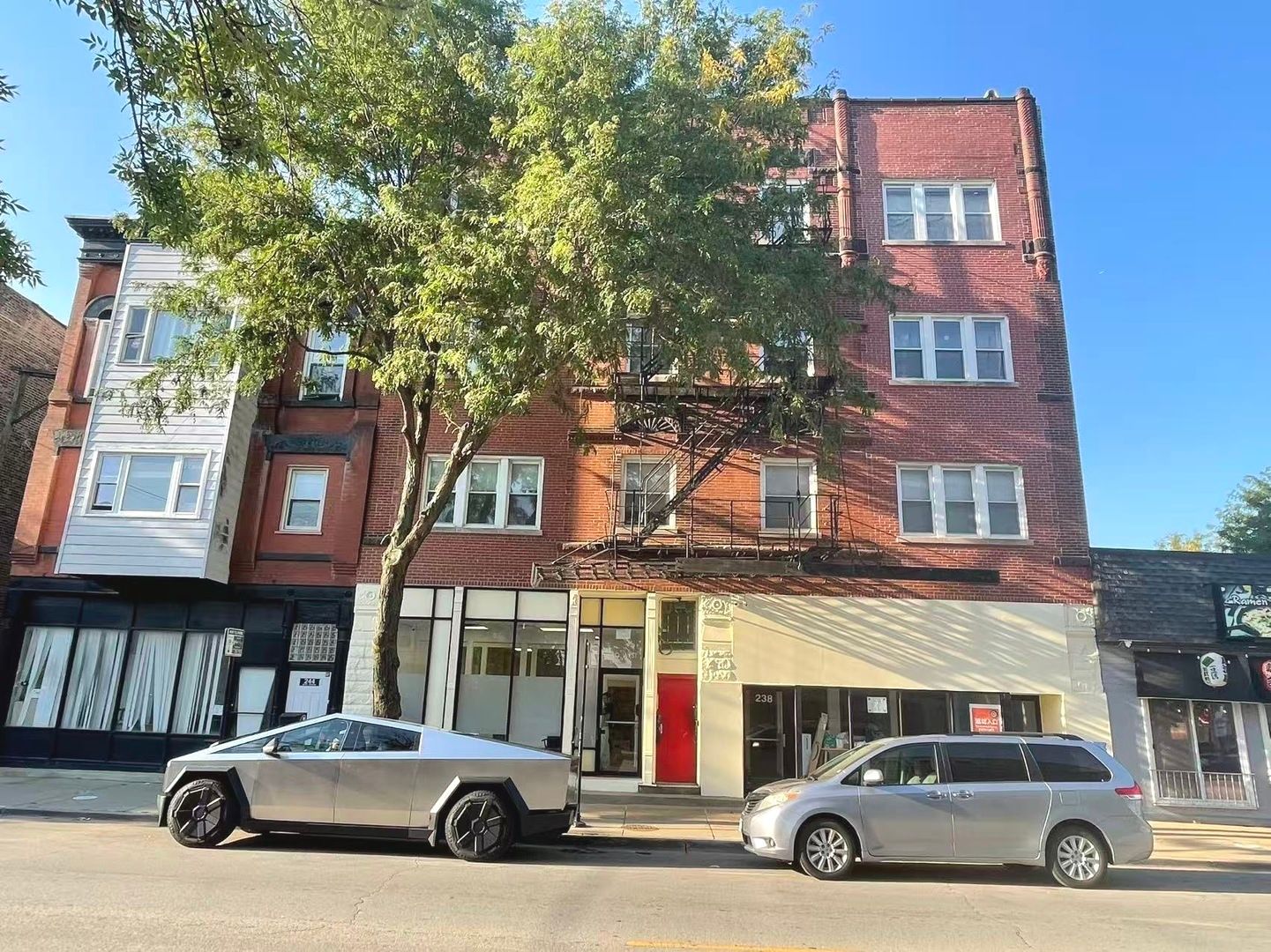 238 W 31ST Street #2E — Chicago, IL 60616