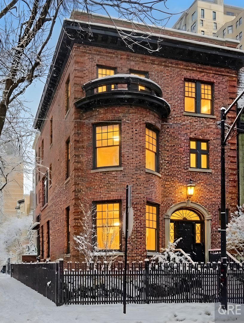 1401 N Astor Street — Chicago, IL 60610