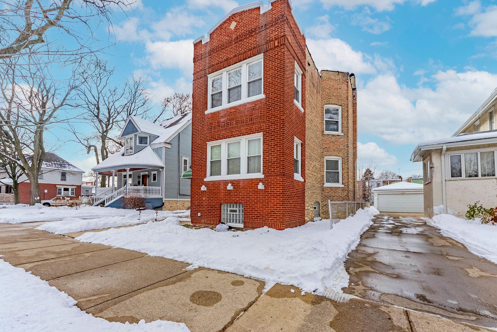 4706 N Kilpatrick Avenue — Chicago, IL 60630
