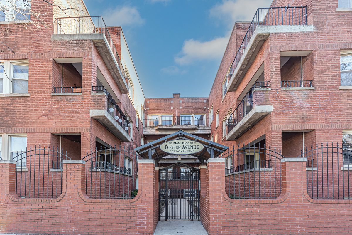 1951 FOSTER Avenue, Chicago, IL 60640