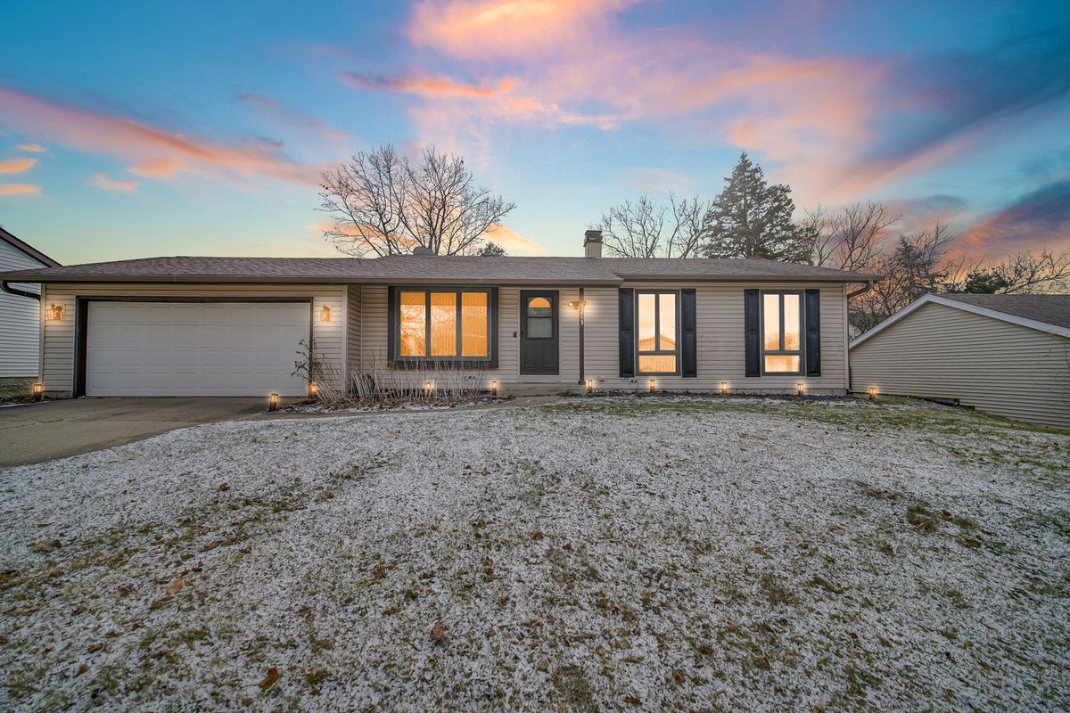 5213 Greenbrier Drive, McHenry, IL 60050