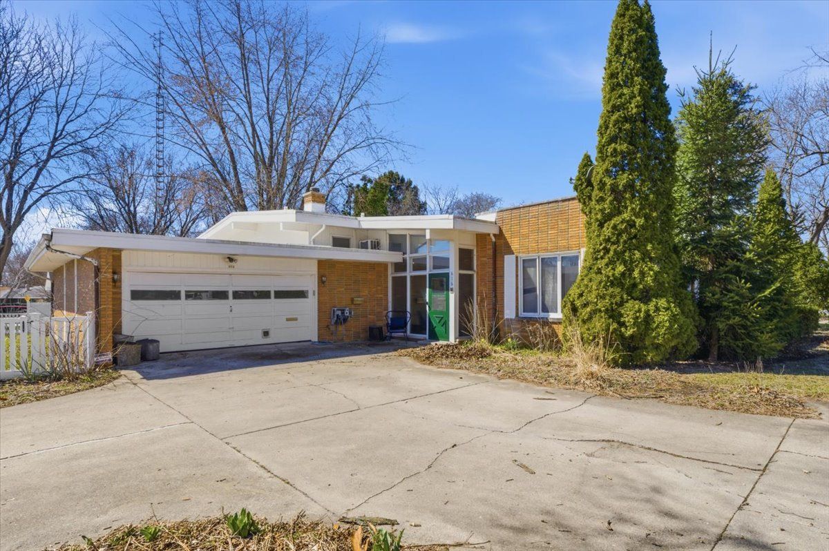 616 Seneca Drive — Aurora, IL 60506
