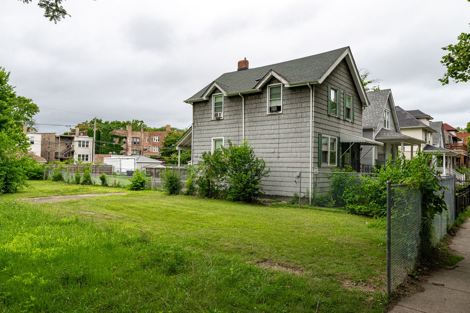 7826 S Marquette Avenue — Chicago, IL 60649