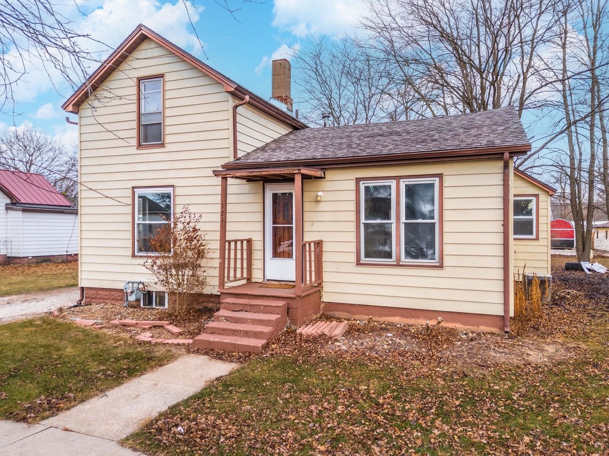 121 E James Street, Forrest, IL 61741