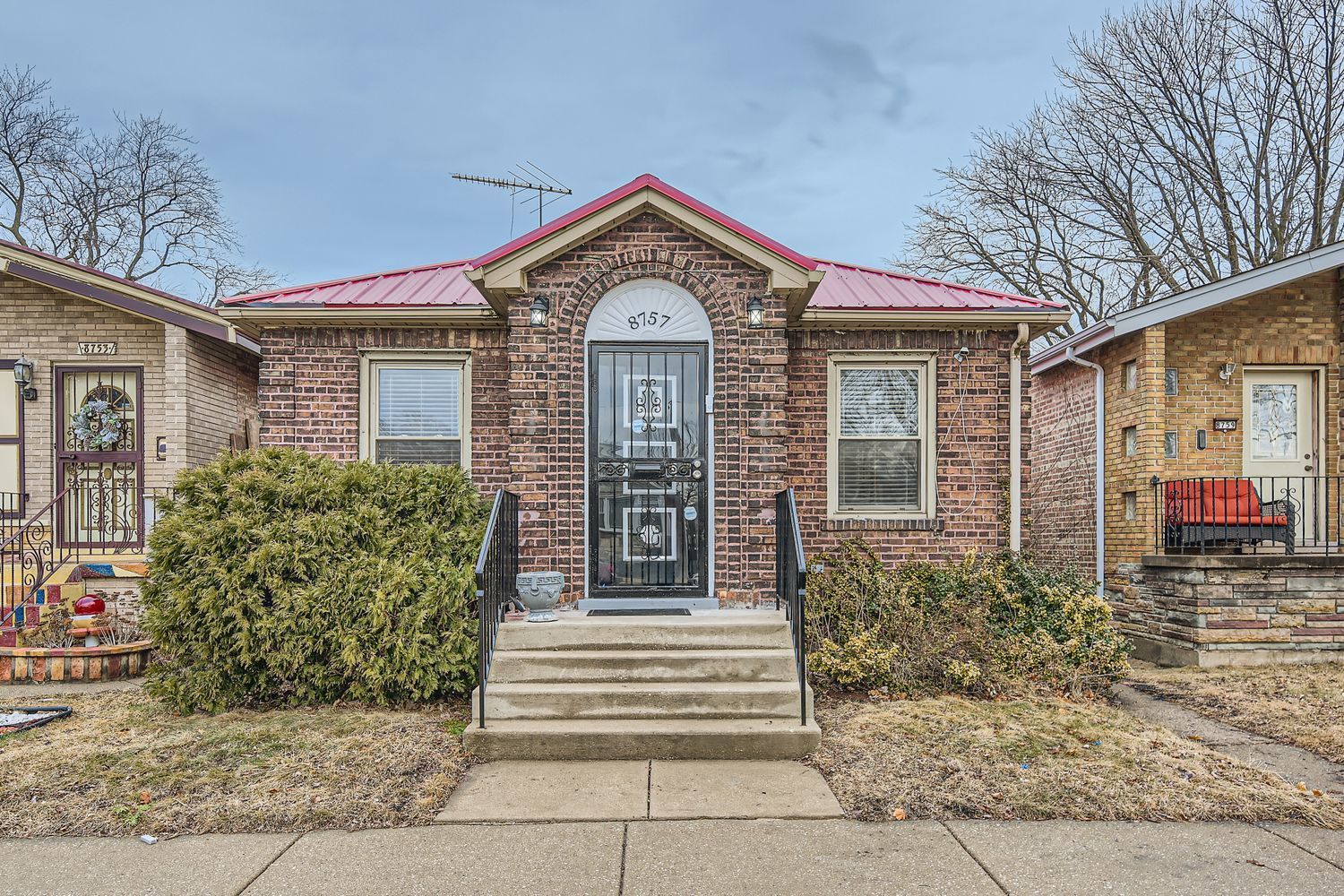 8757 S Paxton Avenue — Chicago, IL 60617