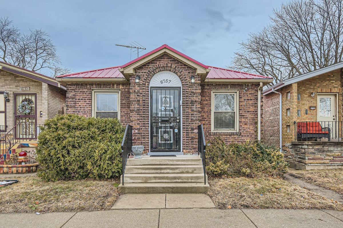 8757 Paxton Avenue, Chicago, IL 60617