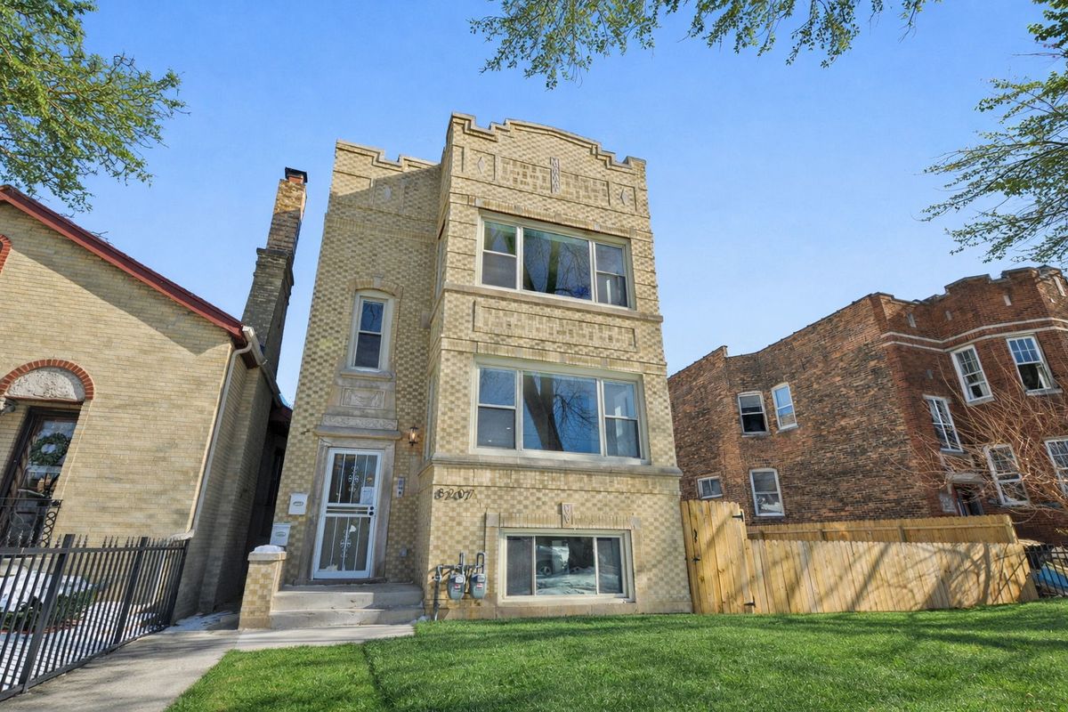 8207 Clyde Avenue, Chicago, IL 60617