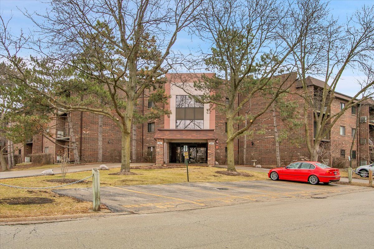 1002 Castilian Court #302 — Glenview, IL 60025
