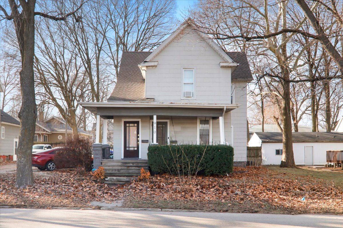 910 Center Street, Bloomington, IL 61701