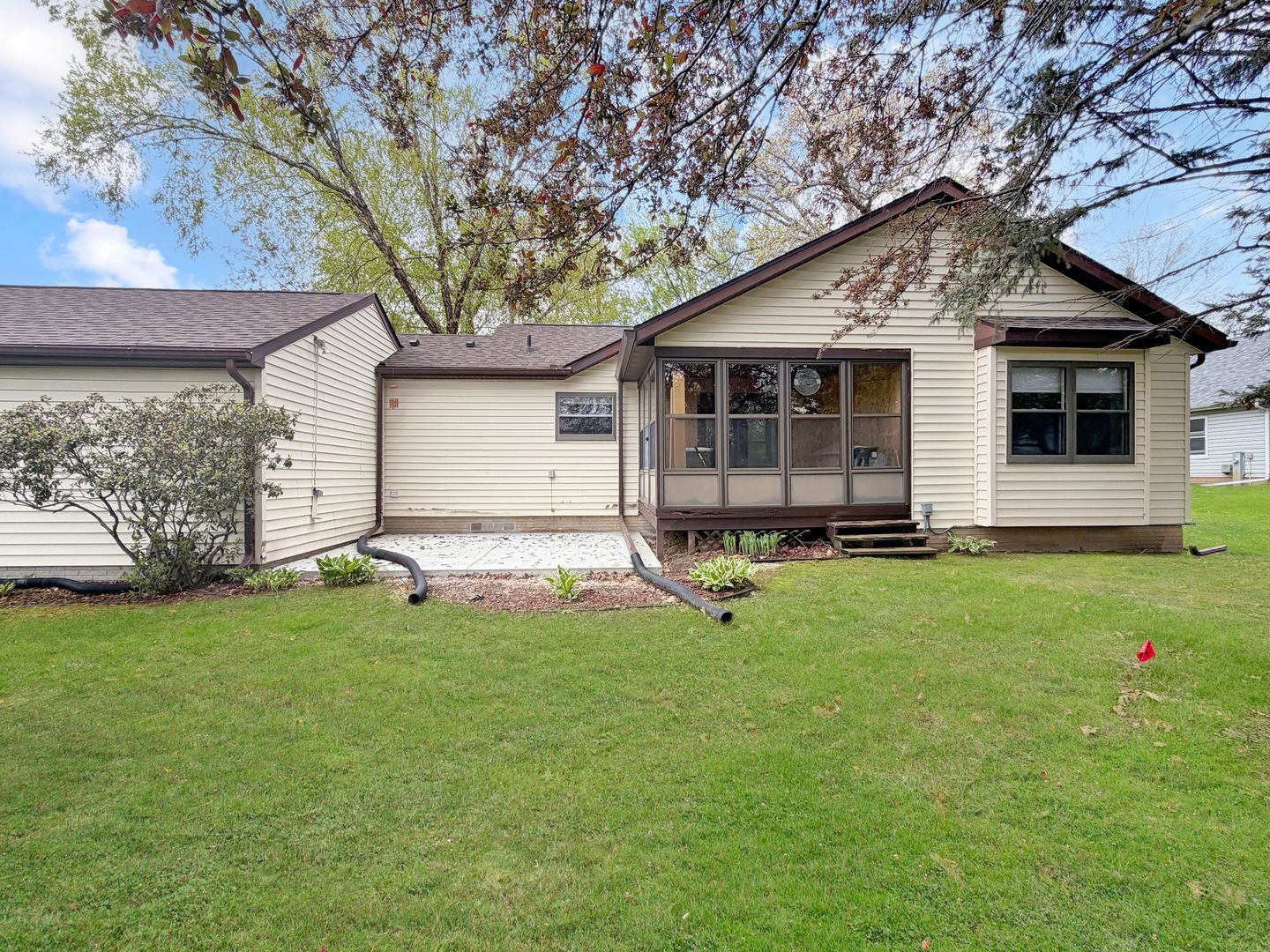 1020 Bertram Drive #17-1 — Freeport, IL 61032