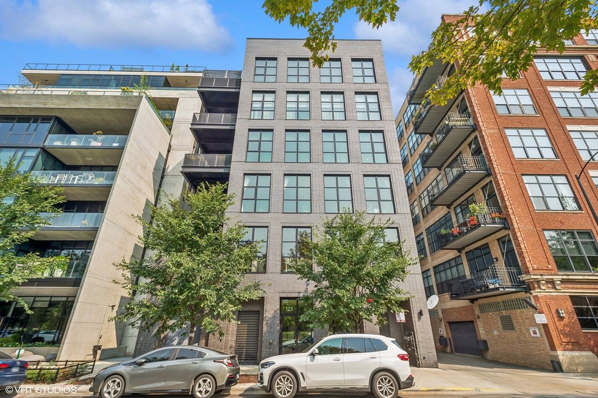 123 Peoria Street, Chicago, IL 60607