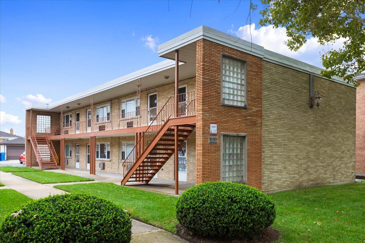 6256 W 64th Place #202 — Chicago, IL 60638