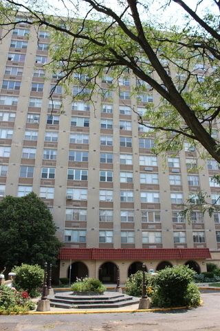 4300 W Ford City Drive #A503 — Chicago, IL 60652