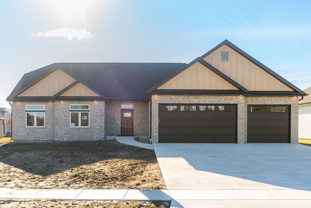 734 Independence Avenue, Sycamore, IL 60178