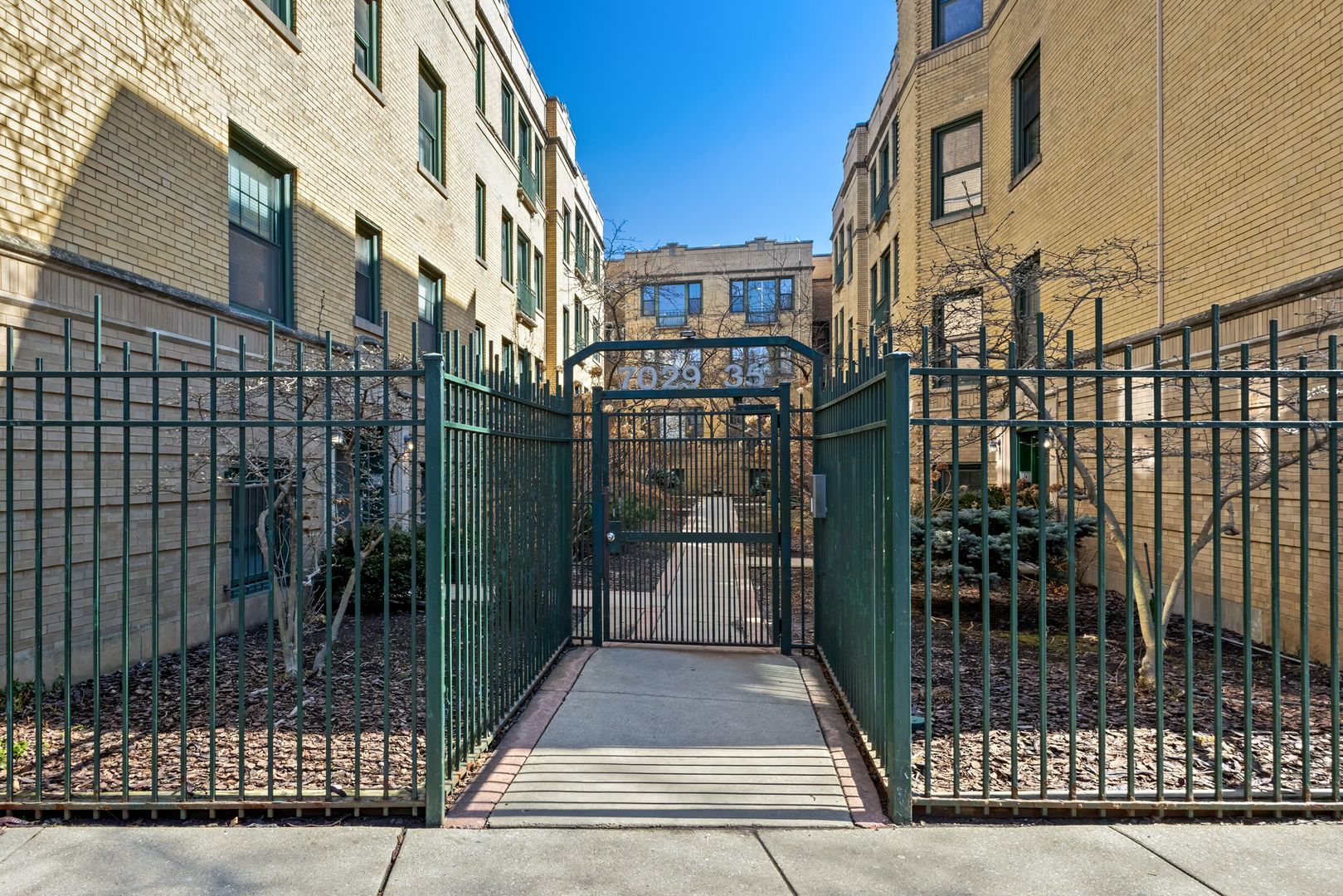 7035 N Sheridan Road #G — Chicago, IL 60626