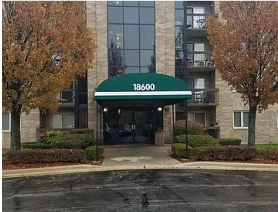 18600 Village West Drive #303 — Hazel Crest, IL 60429