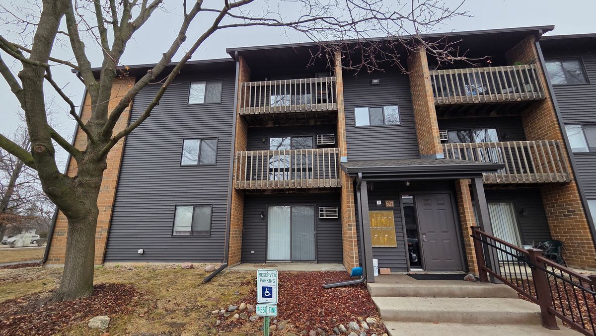 627 Virginia Road, Crystal Lake, IL 60014