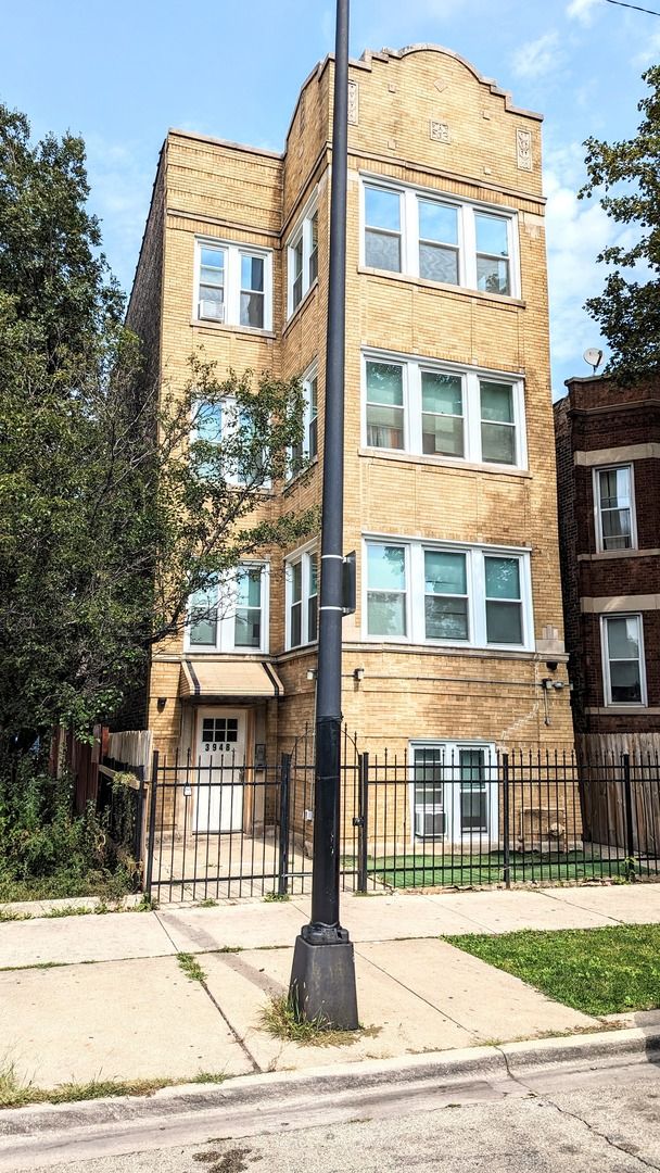 3948 W Congress Parkway — Chicago, IL 60624