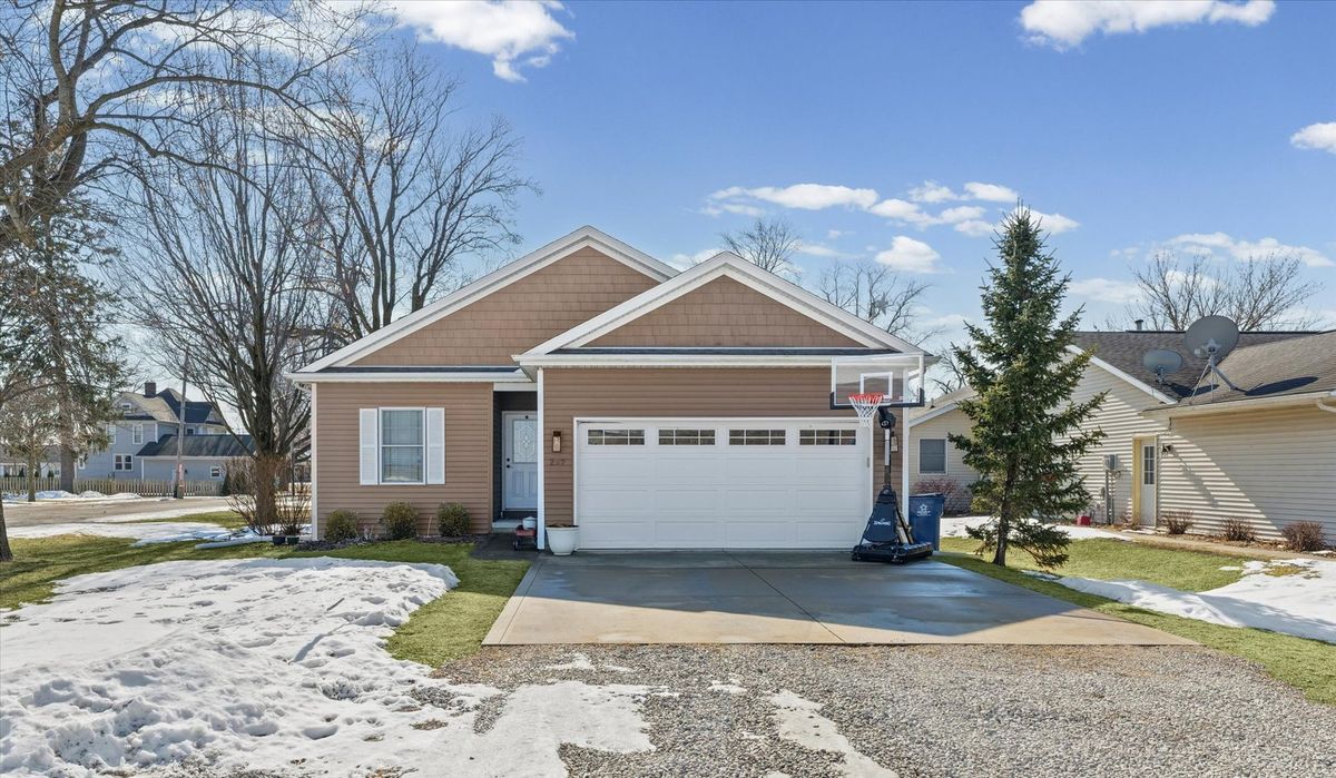 207 School Street, Royal, IL 61871