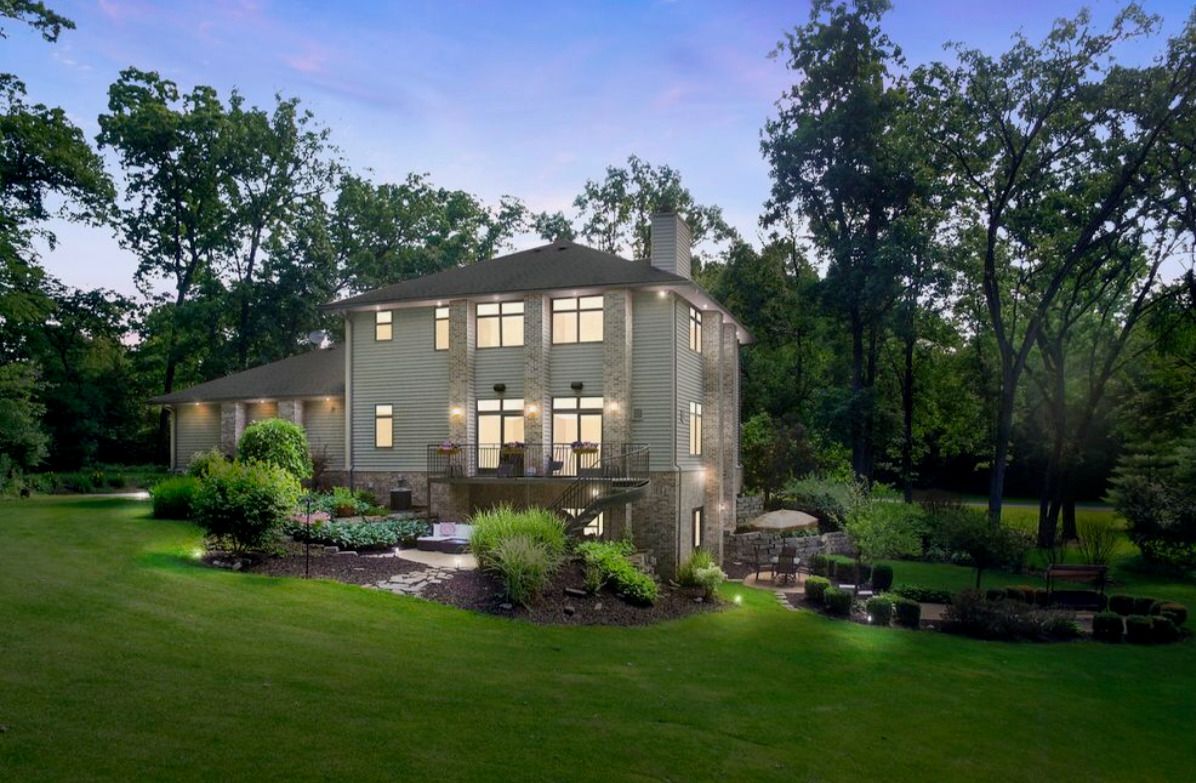 9208 SHERINGHAM Drive — Roscoe, IL 61073