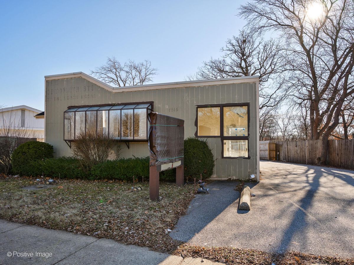 1815 Dundee Road, Northbrook, IL 60062