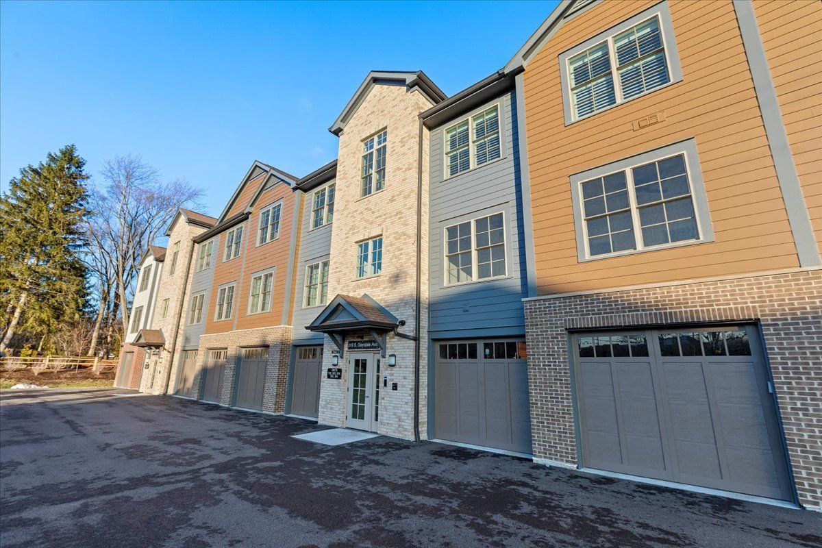 319 S Glendale Avenue #303 — Barrington, IL 60010