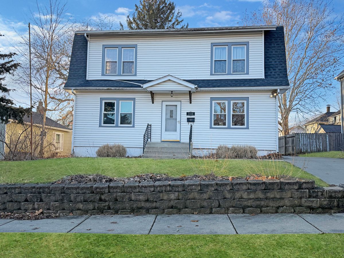 1614 Carroll Avenue, Freeport, IL 61032