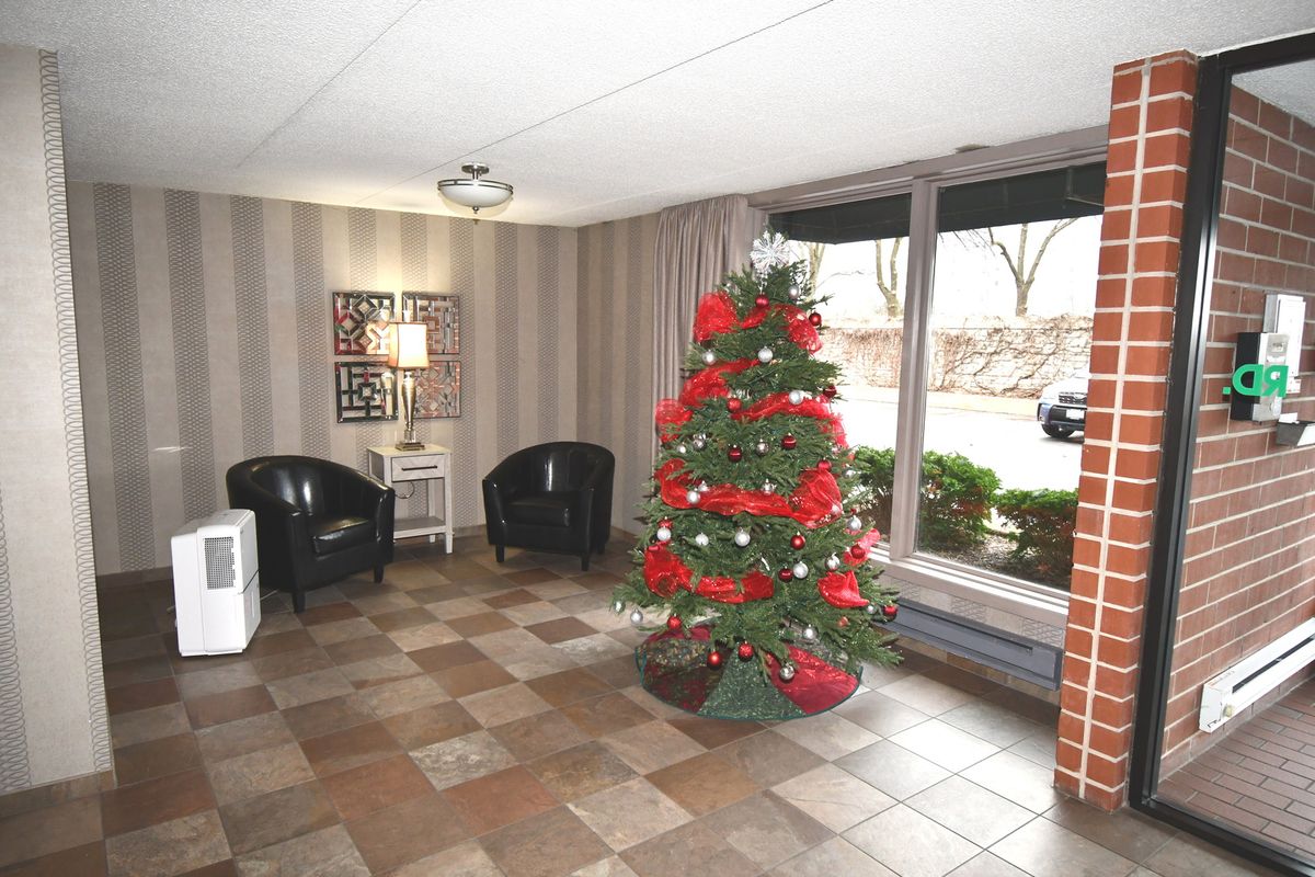 1S045 Spring Road #H2, Oakbrook Terrace, IL 60181