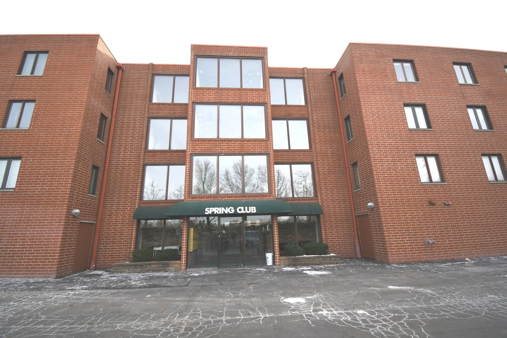 1S045 Spring Road #H2 — Oakbrook Terrace, IL 60181