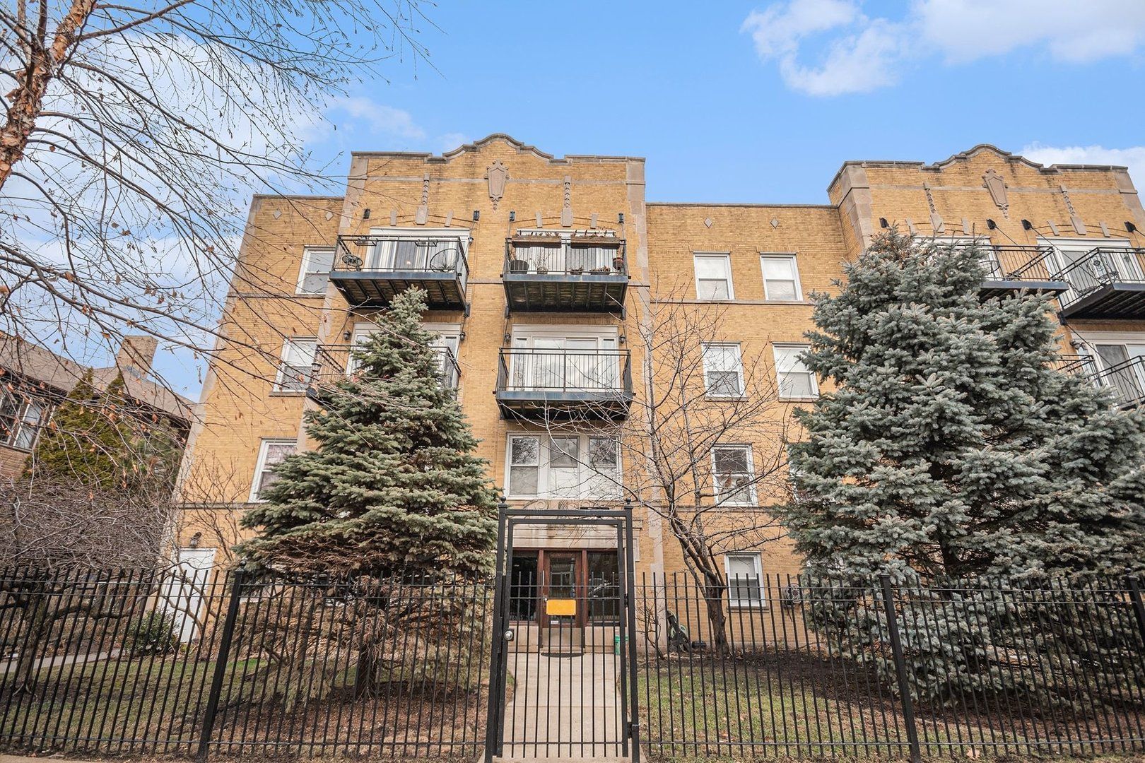 2008 W Greenleaf Avenue #3 — Chicago, IL 60645