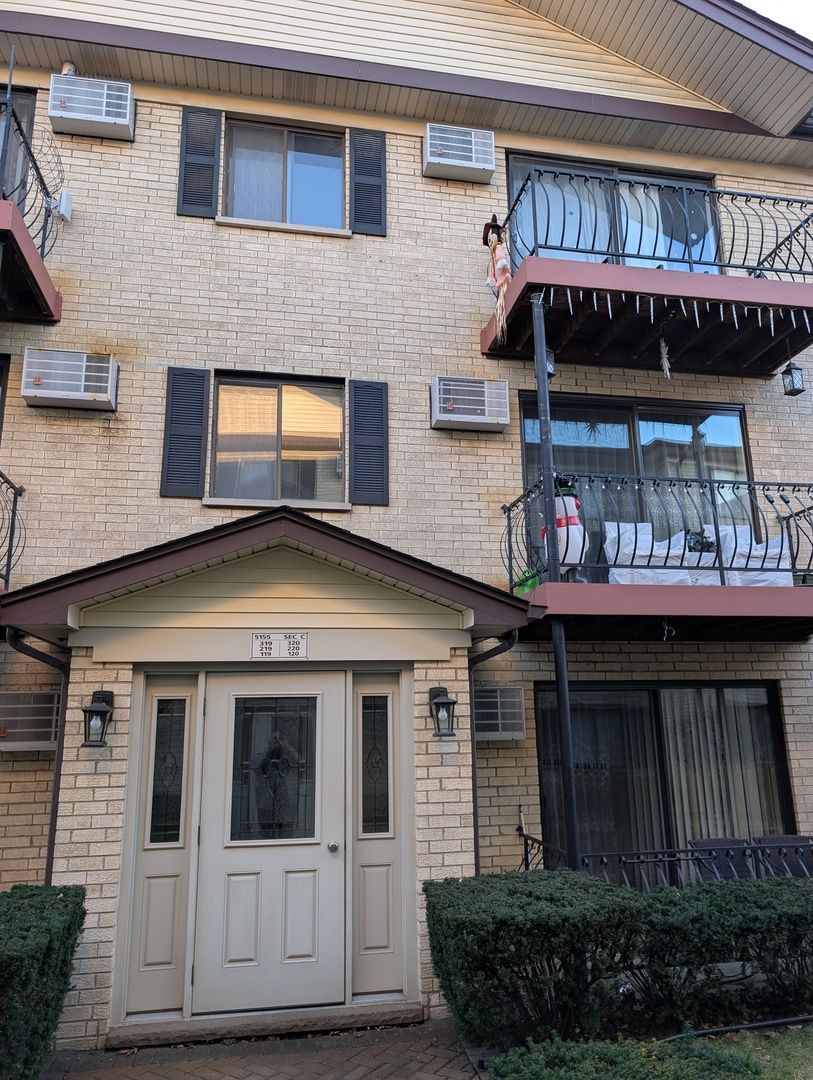 5155 N East River Road #320C — Chicago, IL 60656