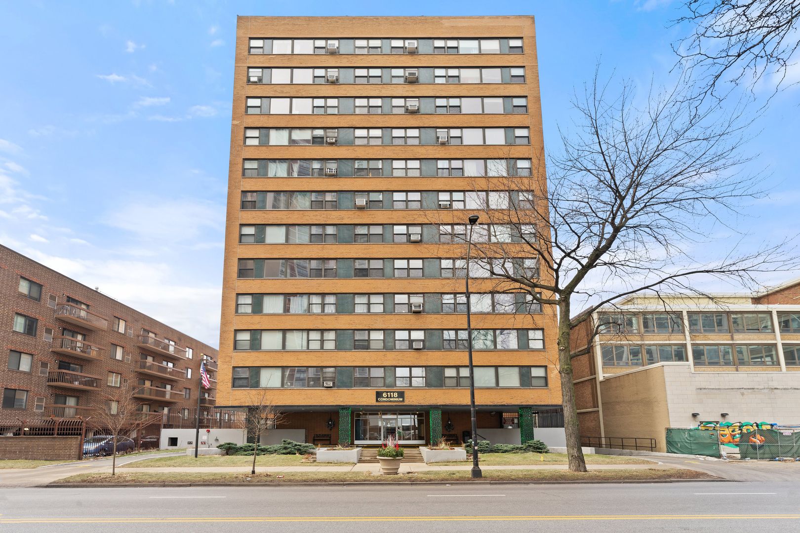 6118 N Sheridan Road #204 — Chicago, IL 60660