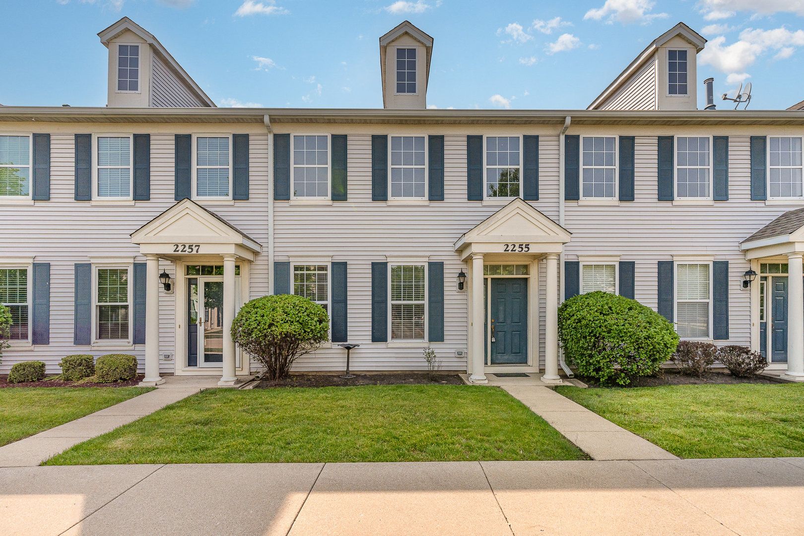 2255 Georgetown Circle — Aurora, IL 60503