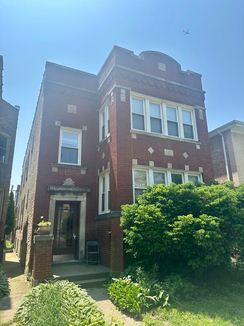 2527 W Argyle Street — Chicago, IL 60625