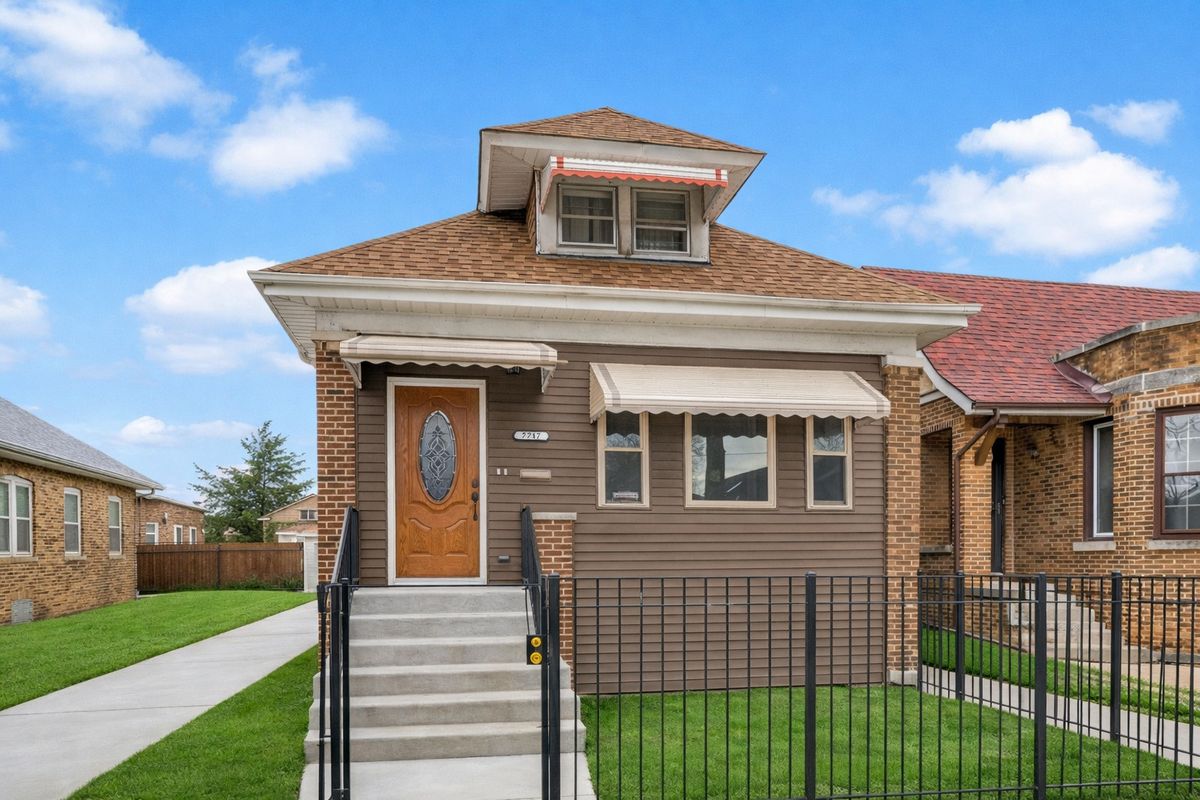 7717 Luella Avenue, Chicago, IL 60649