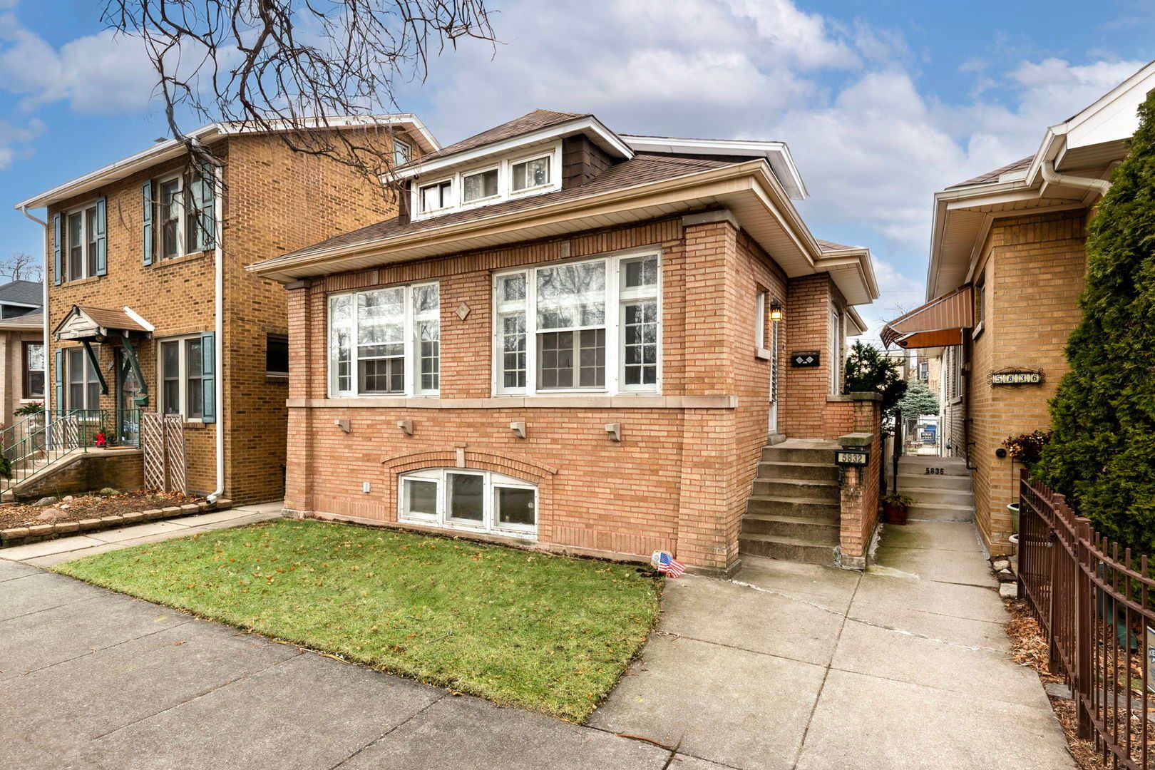 5832 N Sacramento Avenue — Chicago, IL 60659
