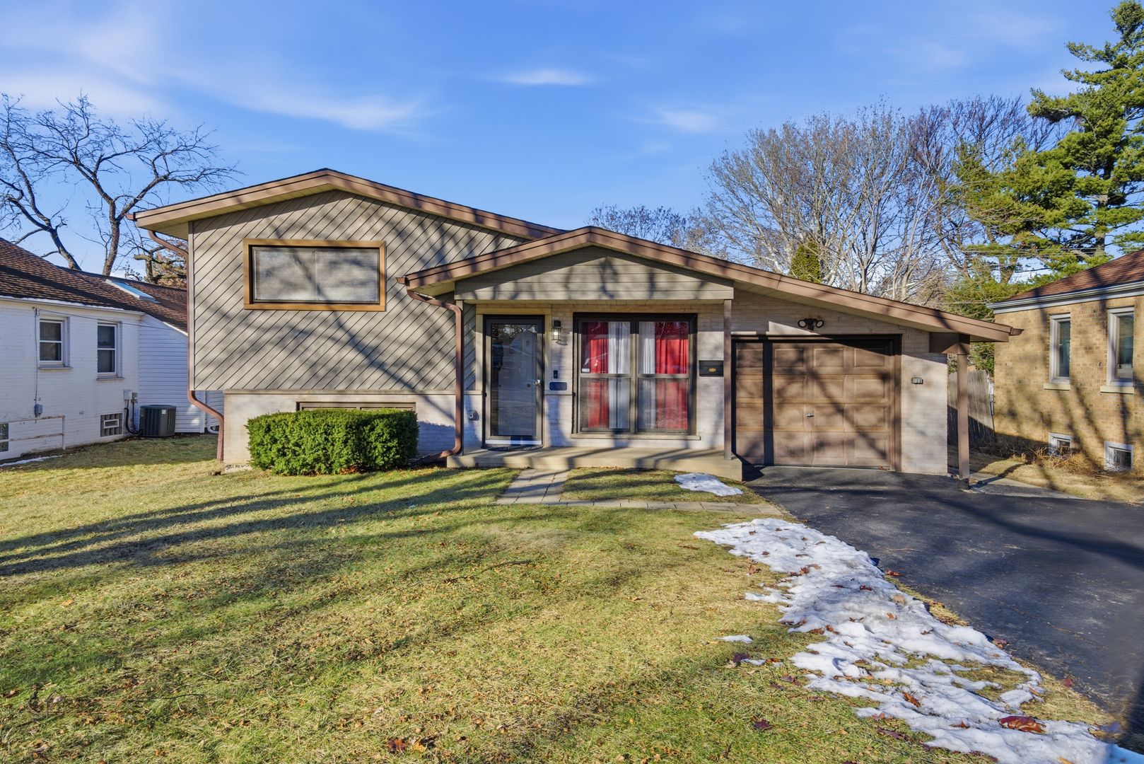 450 E Palatine Road — Palatine, IL 60074