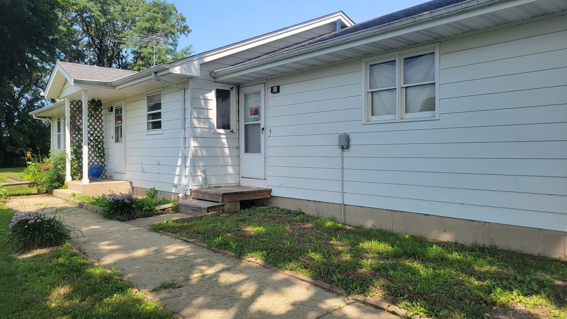 39W340 W Route 20 Highway — Elgin, IL 60124