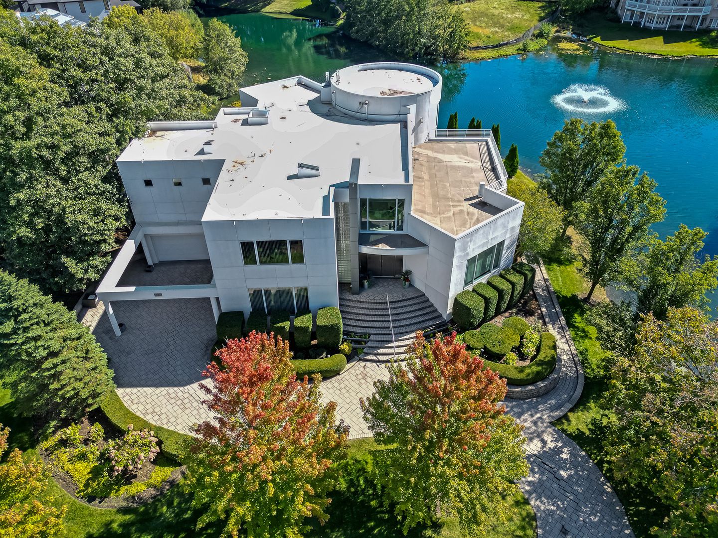 9233 Falling Waters Drive W — Burr Ridge, IL 60527